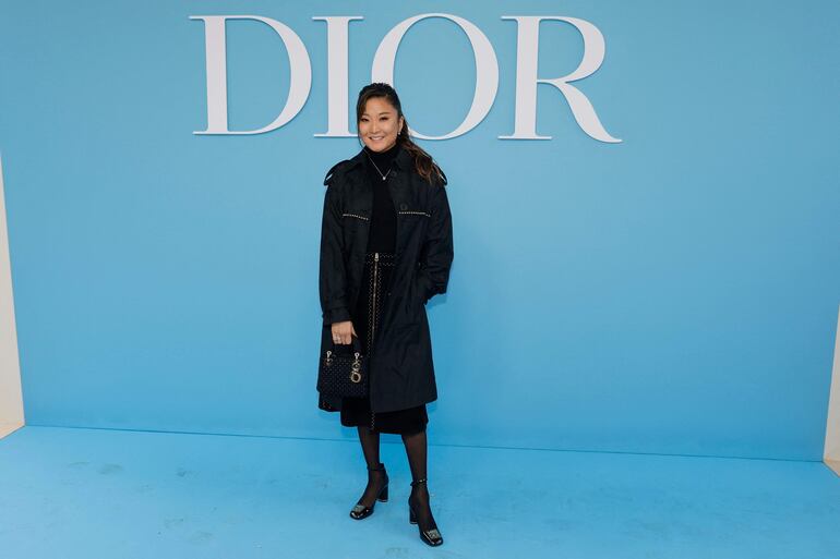 Ashley Park, actriz que da vida a Mindy Chen en Emily en París, también lució de impecable negro para asistir al desfile de Christian Dior Women Spring-Summer 2025. (GEOFFROY VAN DER HASSELT / AFP)