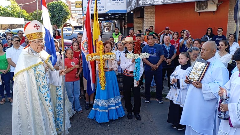 El obispo de la Diócesis de San Lorenzo peregrinó junto a sacerdotes y laicos desde la Capilla "María Auxiliadora" hasta la Catedral de San Lorenzo.