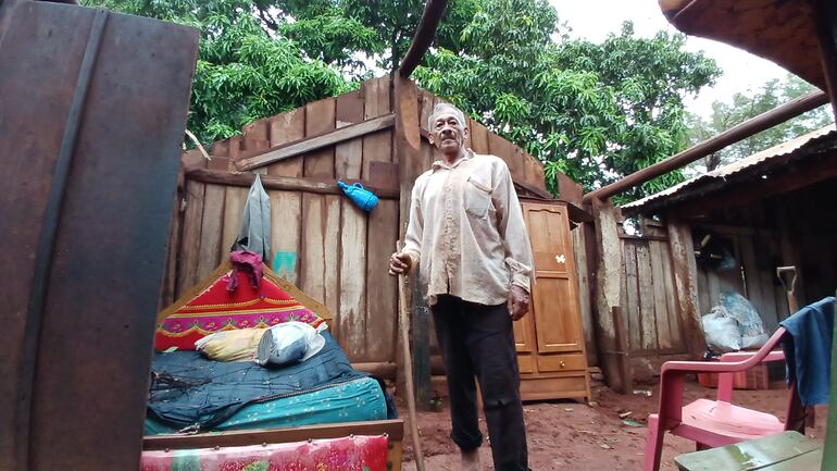 El señor Pedro Diaz, mostrando su casa totalmente destechada y su cama empapada tras el temporal.