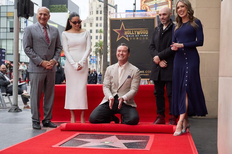 Jude Law, feliz al descubrir su estrella en el Paseo de la Fama de Los Ángeles, California. (EFE/EPA/ALLISON DINNER)
