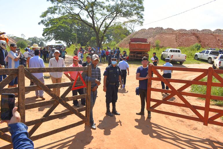 Grupo de mineros afines al señor Ramón Acuña, imputado por desacato, que no permite el ingreso de los obreros de la Importadora Colmán. 