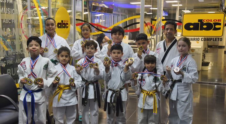 Alumnos de la Escuela de Artes Marciales Harmony TKD Center exhiben orgullosos las preseas conquistadas en el Nacional.