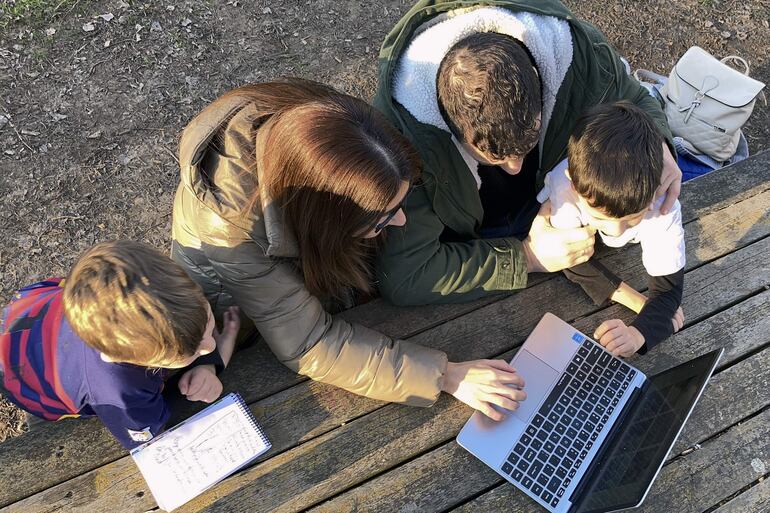 La cifra de personas que hacen uso de las redes sociales tiene un crecimiento anual del 3%. De igual forma, también crece el tiempo medio durante el cual las utilizan, que ahora está en 2 horas y 31 minutos. Mariam A. Montesinos.
