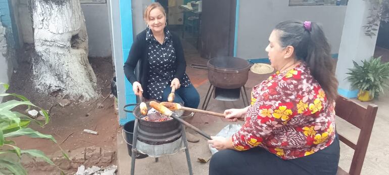 Madres de alumnos de la Escuela inclusiva Jhon F. Keneddy, de barrio Obrero, realizan actividades para recaudar fondos.