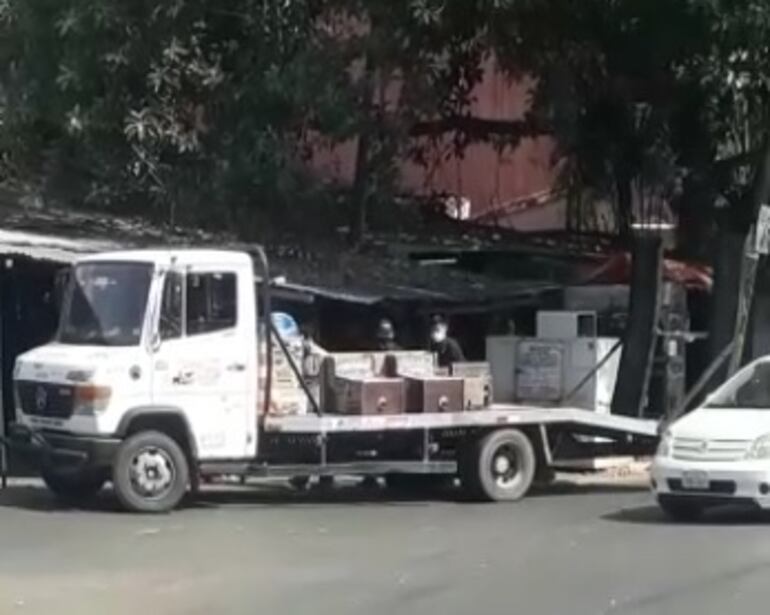 Las máquinas incautadas en diferentes procedimientos realizados en la ciudad de Luque fueron llevados en una camioneta.