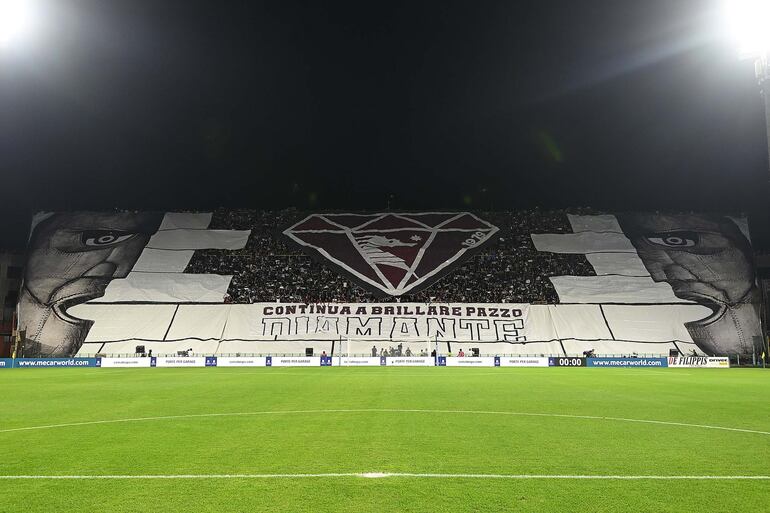 Sensacional tributo del Salernitana a Pink Floyd.