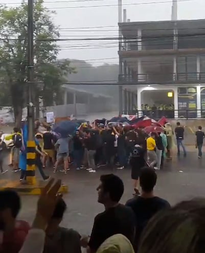 Captura de video de manifestacion de estudiantes frente al campus de la UNA.