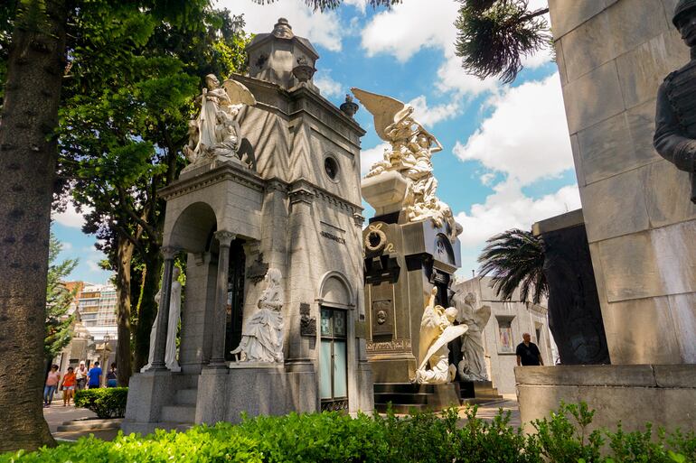 Majestuosos mausoleos se destacan en el Cementerio de la Recoleta.