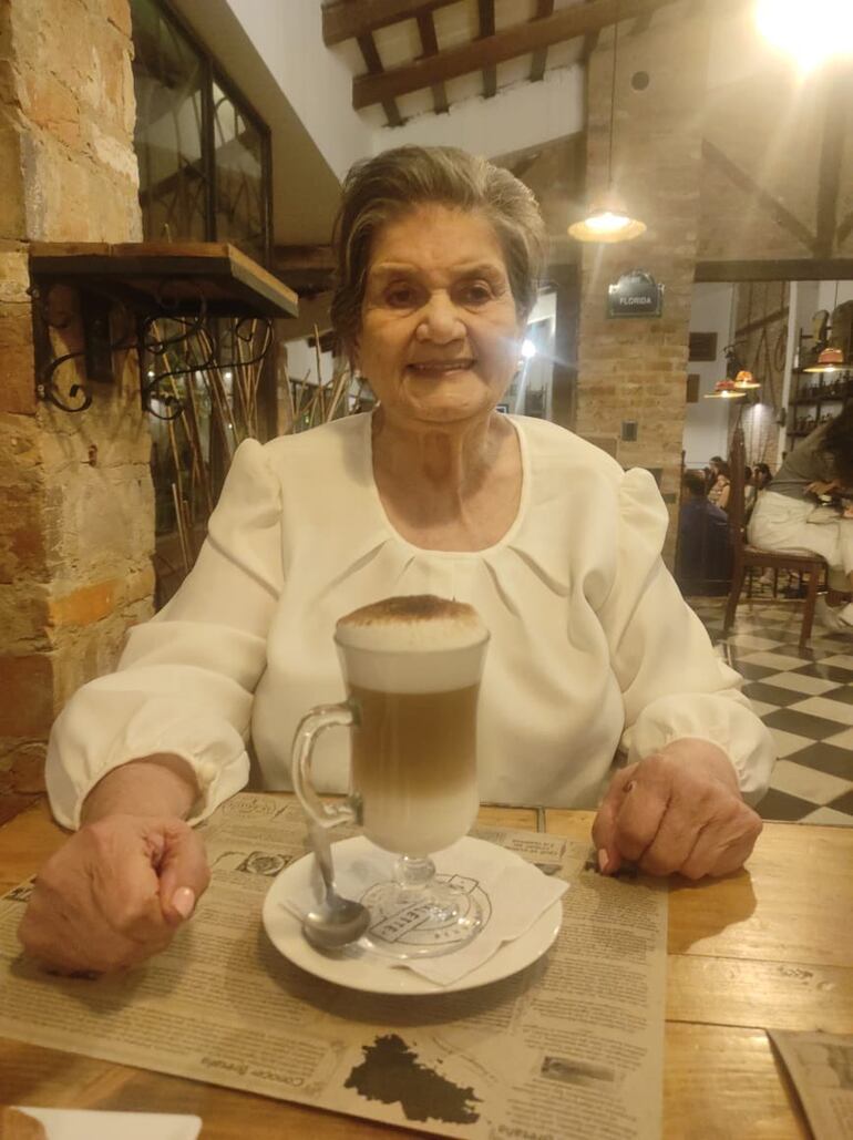 Lilia Piatti, mujer que logró una maestría en metodología de la investigación a sus 90 años.