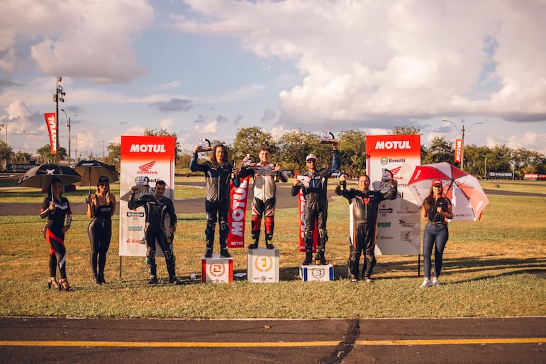 Posiciones finales de la GP Light: 1°) Passarino, 2°) Morán, 3°)  Oddone, 4°)  Benítez y 5°) Casaccia.