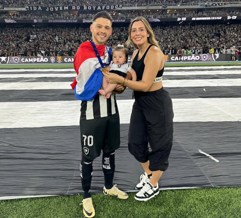 ¡Festejo en familia! Óscar Romero celebrando el campeonato del Botafogo con su esposa Jani González y su pequeña Aitana.