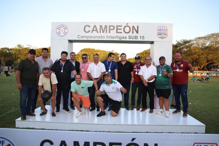 En medio de la cúpula dirigencial, el presidente de la Unión del Fútbol del Interior (UFI), Lic. Óscar Ramírez (centro), en el escenario de premiación a los campeones del Interligas Sub 15.