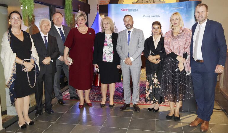 Jitka Lipenská, el embajador de la República Checa L'ubomir Hladík, Petr Beitl, Vera Kovárová, Eva Hladíkova, Marek Zenisek, Sarka Holisová, Verónika Chihelková y Filip Kanda.