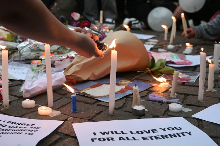 Fans de Liam Payne le rinden tributo frente al obelisco de Buenos Aires, la ciudad donde murió al caer de un tercer piso. 