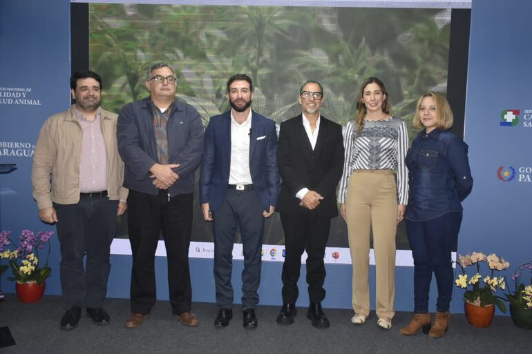 Victor Barreto (i) y Primo Feltes, funcionarios de Senacsa; Marcelo Demp y Roberto Casorla, de la Cámara de Cannabis Industrial del Paraguay; Lourdes Romero, integrante de la  Comisión Interinstitucional de Cáñamo Industrial (COINCA), Virginia Lima, de Senacsa.