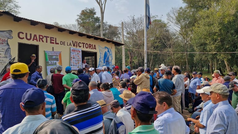 La comisión de adultos mayores de Curuguaty, presidida por Sindulfo Basili, está convocando a una manifestación este viernes, ocasión en que el presidente de la República, Santiago Peña, estará realizando Día de Gobierno en esta y en otras ciudades del departamento de Canindeyú. Igualmente, anunciaron que escracharán a la diputada Cristina Villalba a quien consideran “traicionera de los abuelos”.