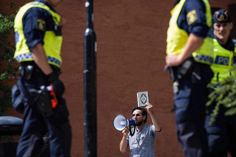 El iraquí Salwan Momika protesta frente a una mezquita en Estocolmo, durante la festividad musulmana de Eid al-Adha.  (AFP)