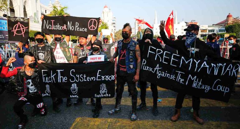 Punks birmanos manifestándose contra el golpe militar en Yangón, 9 de febrero del 2021 (Foto: Myat Thu Kyaw).