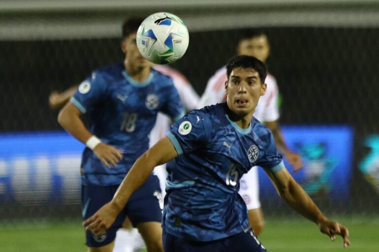 Gadiel Paoli, futbolista de la selección de Paraguay, controla un balón en un partido frente a Chile por la última fecha del Grupo A del Sudamericano Sub 20 en el estadio Polideportivo Misael Delgado, en Valencia, Venezuela.