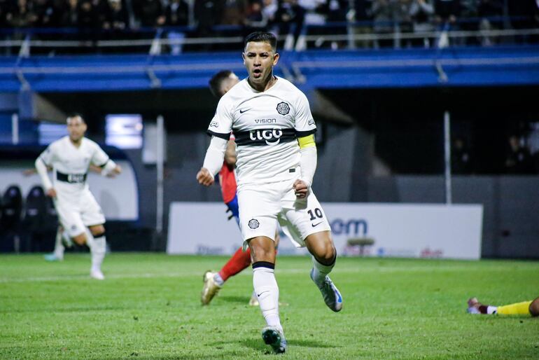 Derlis González, futbolista de Olimpia, celebra un gol en el partido frente a Atlético Colegiales por la Tercera Ronda de la Copa Paraguay 2024 en el estadio Luis Salinas, en Itauguá.