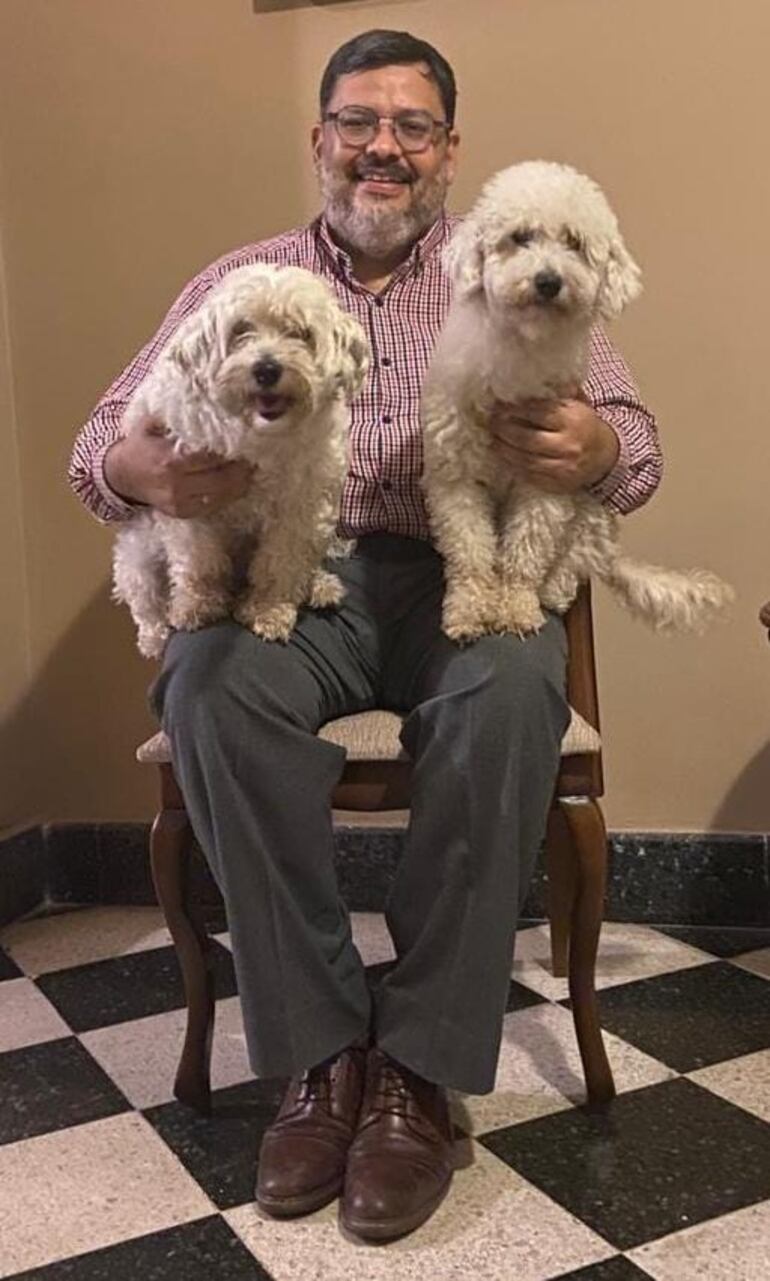 El historiador Herib Caballero Campos con sus mascotas Hannah y Lola, madre de hija.