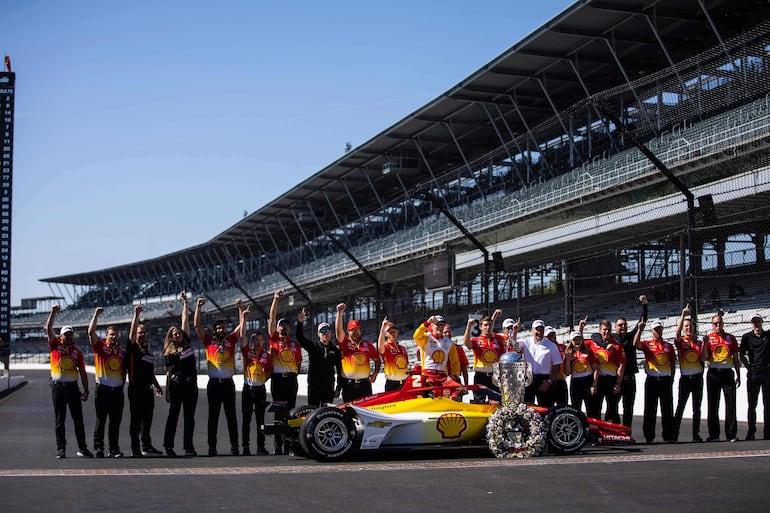 El estadounidense Josef Newgarden, piloto de equipo Penske, celebra su triunfo en Indianápolis.