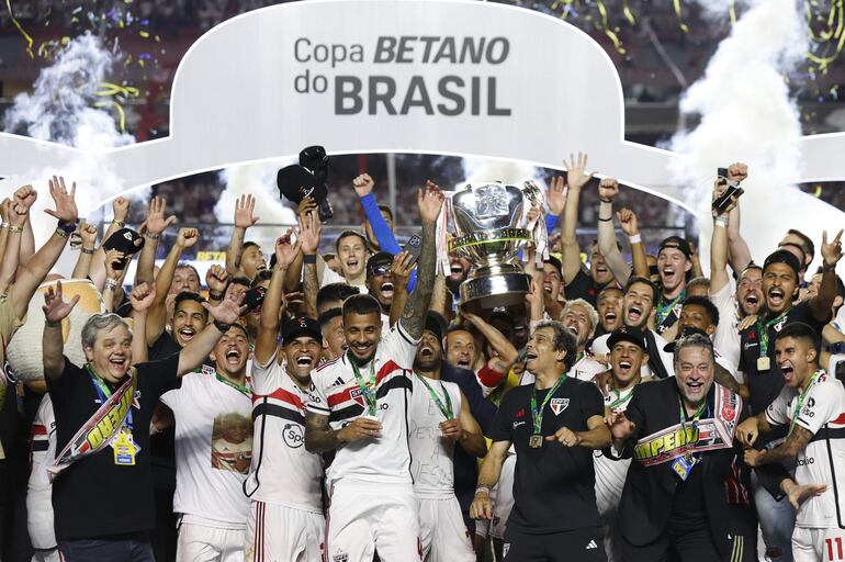 AMDEP9487. SAO PAULO (BRASIL), 24/09/2023.- Jugadores de Sao Paulo celebran con el trofeo al ganar la Copa de Brasil hoy, al vencer a Flamengo en el estadio Morumbi en Sao Paulo (Brasil). EFE/ Sebastiao Moreira
