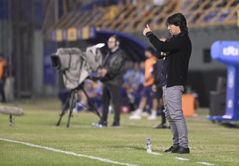 El argentino Daniel Garnero, entrenador de Libertad, en el partido ante Sportivo Luqueño por la octava fecha del torneo Clausura 2024 del fútbol paraguayo en el estadio Feliciano Cáceres, en Luque, Paraguay.