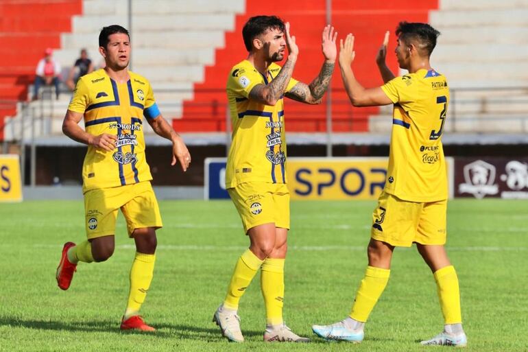 El extremo argentino Nicolás Maná celebra con Alan Paredes, luego del único tanto del juego, Jorge Jara acompaña el festejo. (Foto: APF)