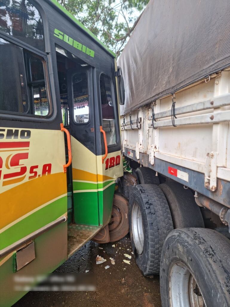 La unidad de transporte público embistió por la parte lateral de un camión de gran porte que estaba estacionado.