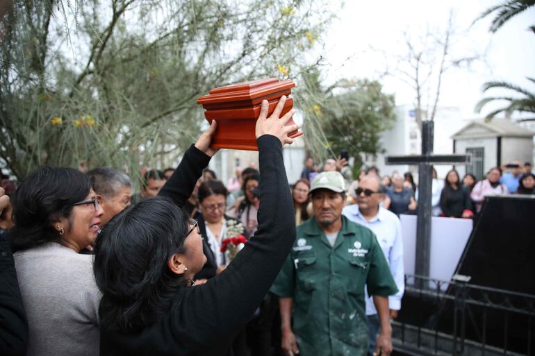 Una familiar sostiene los restos de una víctima de la matanza de La Cantuta durante su funeral, en Lima (Perú).