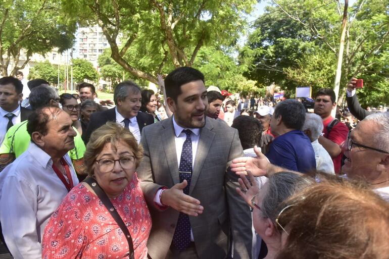 El diputado Mauricio Espínola (Fuerza Republicana) es saludado por manifestantes contra la ley que crea la Superintendencia de Pensiones y Jubilaciones.