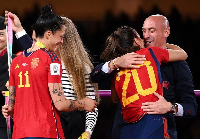 La defensora española Rocío Galvez es felicitada por Luis Rubiales, presidente de la Real Federación Española de Fútbol.