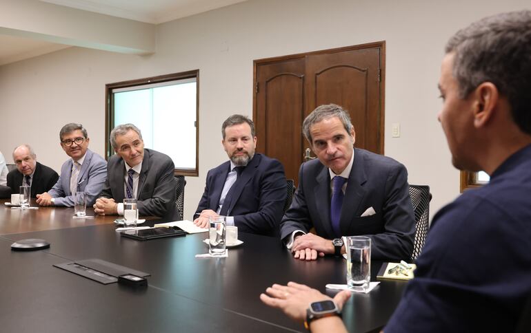 Reunión entre el mandatario Santiago Peña y el director general del Organismo Internacional de Energía Atómica (OIEA) Rafael Mariano Gross. Participaron también los ministros de su gabinete.