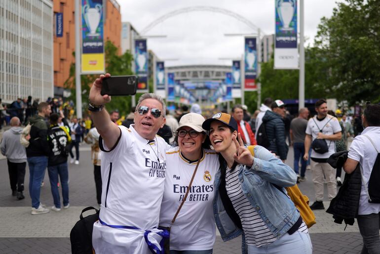 Los aficionados en los alrededores del estadio de Wembley antes de la final de la Champions League entre el Borussia Dortmund y el Real Madrid en Londres. 