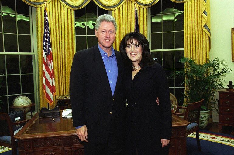 Bill Clinton junto a Mónica Lewinsky en una fotografía de archivo.