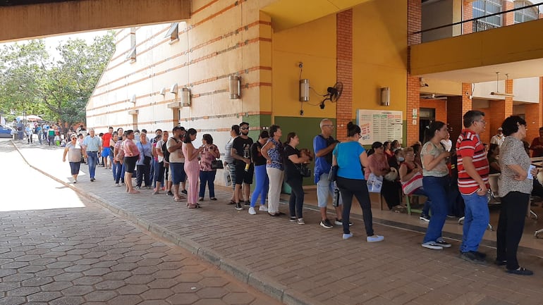 Una extensa fila se observa en la imagen. Los pacientes esperaron varias horas para agendar nuevos turnos para este año.