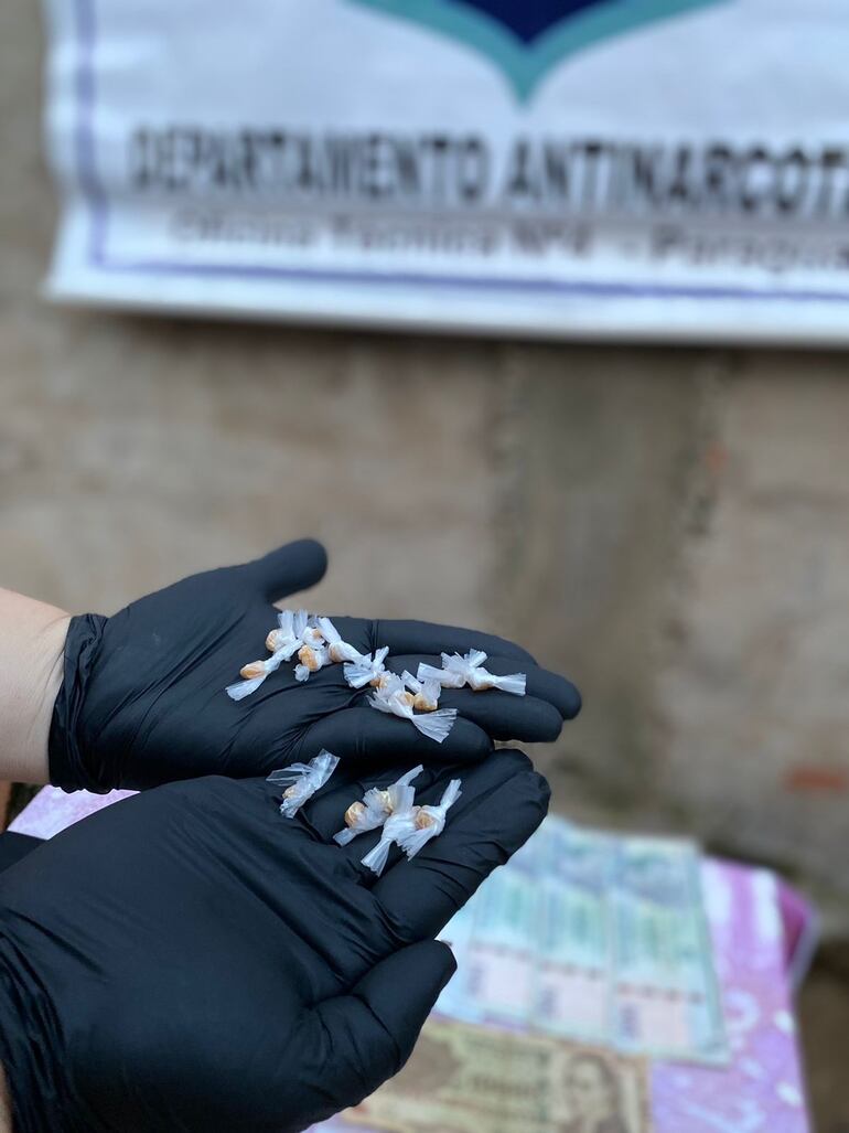 Se incautó 17 dosis de cocaína tipo crack que compromete al detenido.