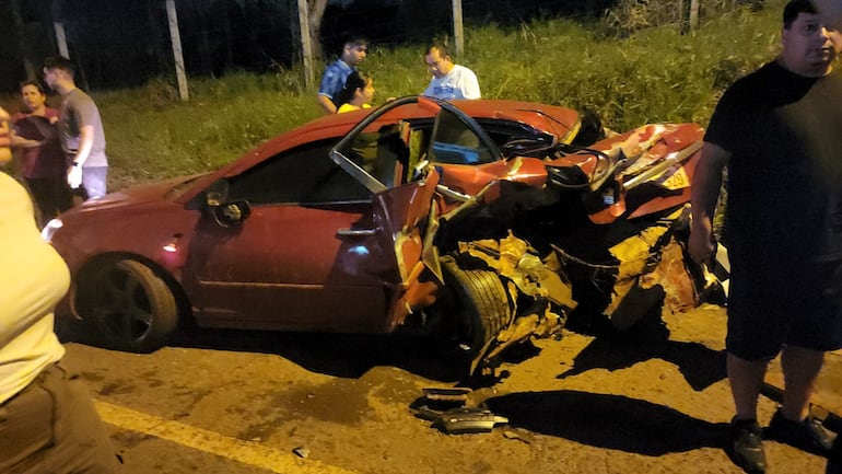 El automóvil Toyota fue chocado en la parte posterior y la mujer que iba como acompañante sufrió lesiones. 