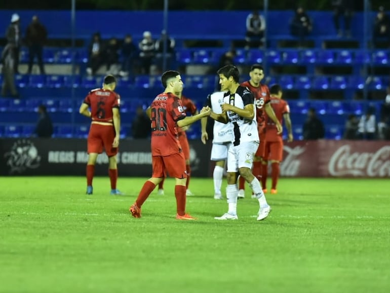 Futbolistas de Libertad y Tacuary se saludan al termino del partido por la decimosexta fecha del torneo Apertura 2023 del fútbol paraguayo en el estadio Luis Alfonso Giagni, en Villa Elisa.