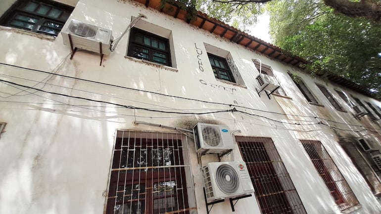 Acondicionadores de aires instalados en el Centro Regional de Educación de Pilar (CREP) supuestamente genera una sobrecarga al transformador de 200 kva de la institución y se convierte en una bomba de tiempo.