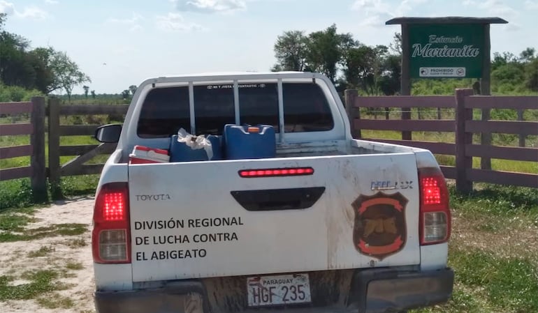 La patrullera del Departamento de Lucha Contra el Abigeato en la entrada a la estancia Marianita de Carmelo Peralta.