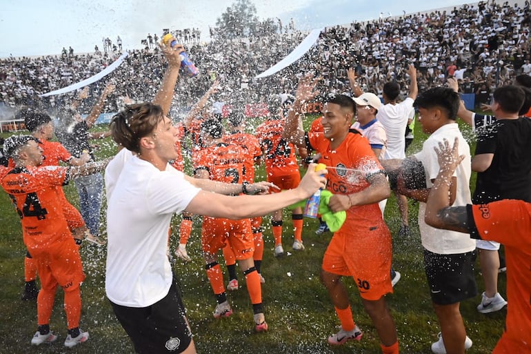 Festejo de los olimpistas tras conseguir el campeonato