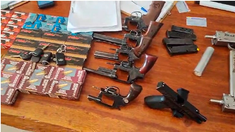 Armas cortas y largas -algunas automáticas de grueso calibre- fueron encontradas en una casa del barrio Solaris, en Katueté, Canindeyú. 