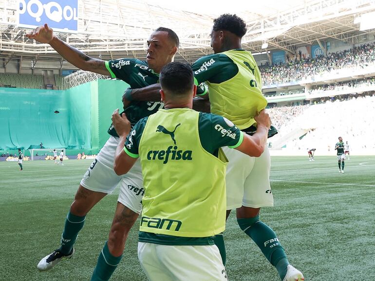 Los futbolistas del Palmeiras festejan un gol en el partido contra Fluminense por la Serie A de Brasil en el estadio Allianz Parque, en Sao Paulo.