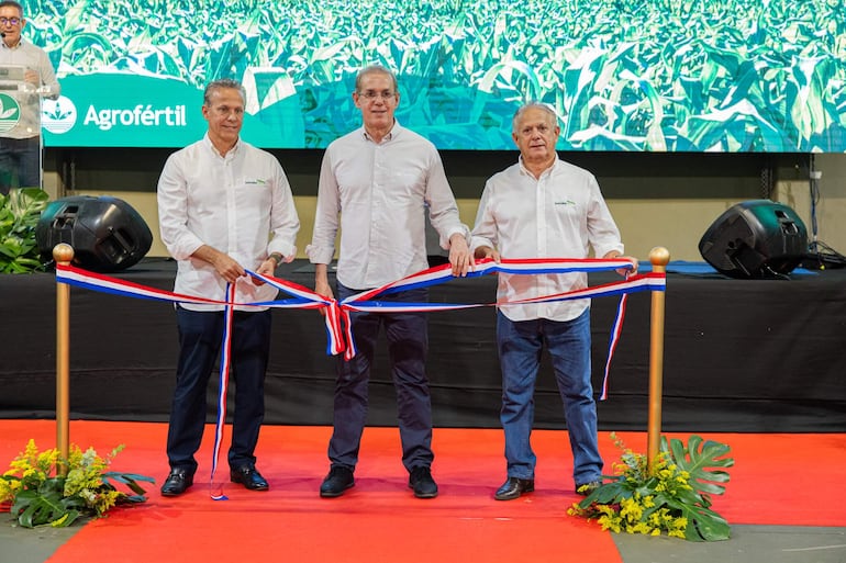 Paulo Sergio Sarabia, José Marcos Sarabia y Antonio Ivar Sarabia desataron la cinta para inaugurar el nuevo silo de Agrofértil.