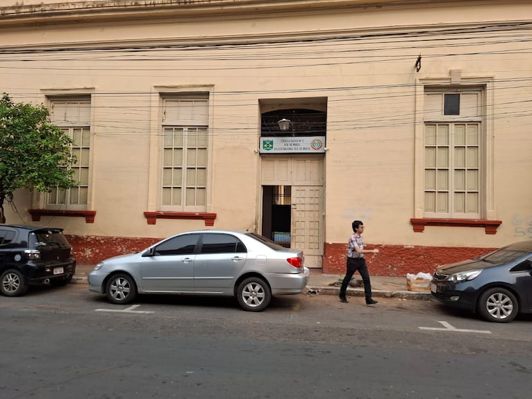 Fachada de la única entrada que posee el Colegio República del Brasil.