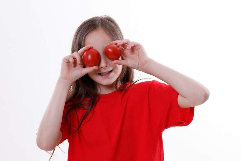 Si al niño no le gusta una verdura en particular, intentar ofrecerle pequeñas cantidades de la verdura con otro alimento saludable que le guste a su hijo. También seguir alentándolo a que pruebe las diferentes verduras.