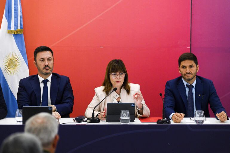 La ministra de Seguridad de Argentina, Patricia Bullrich (C), en la conferencia en la que iba a anunciar la extradición de los integrantes del clan Villalba, que finalmente se descubrió tenían estatus de refugiados en ese país. (Foto de STRINGER / AFP)