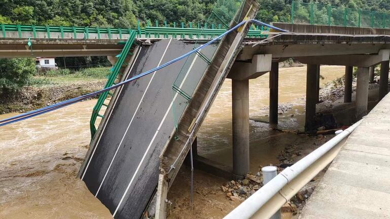 Más de 10 personas murieron tras la caída del puente, reportan desde China.